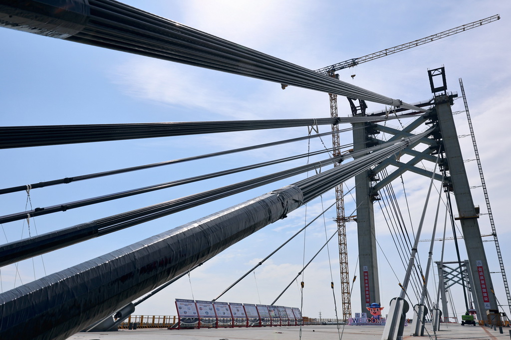 这是9月11日拍摄的嘉松公路越江新建工程主桥项目施工现场。