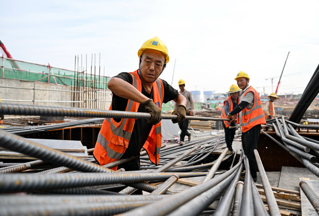 9月12日，工人在雄忻高铁雄安地下段及相关配套工程四标段建设现场搬运钢筋。