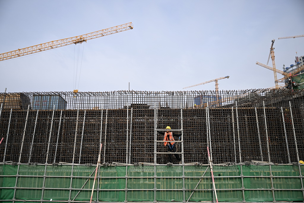 9月12日，工人在雄忻高铁雄安地下段及相关配套工程四标段建设现场作业。