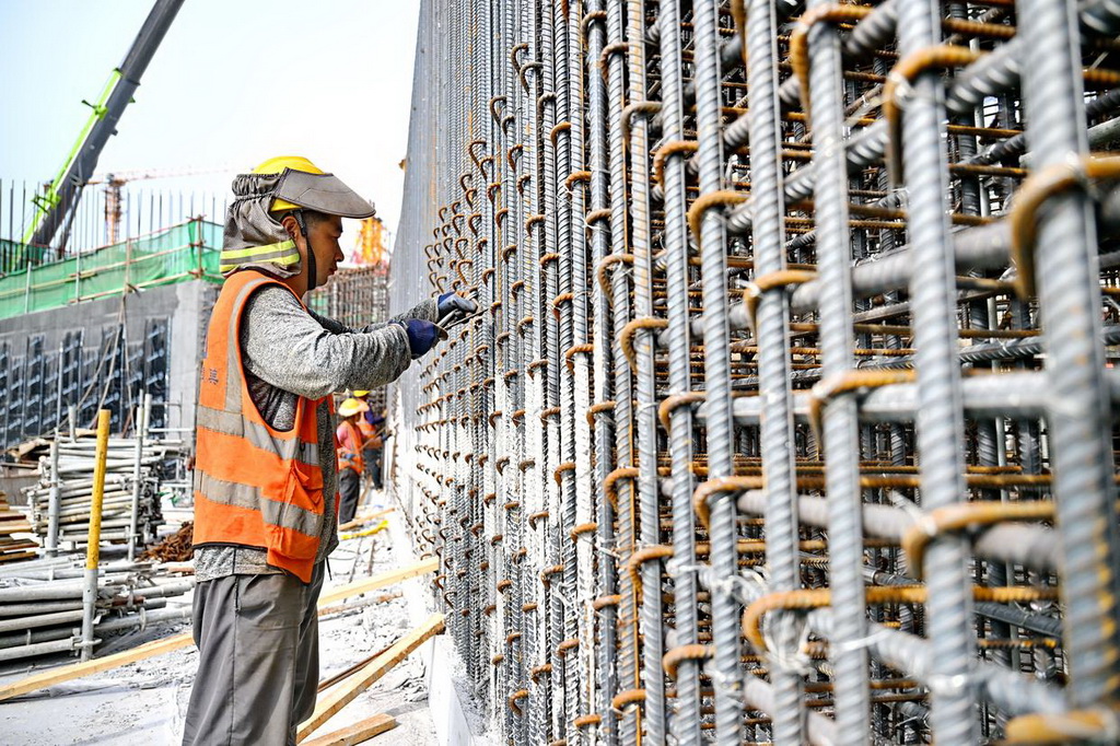 9月12日，工人在雄忻高铁雄安地下段及相关配套工程四标段建设现场捆绑钢筋。