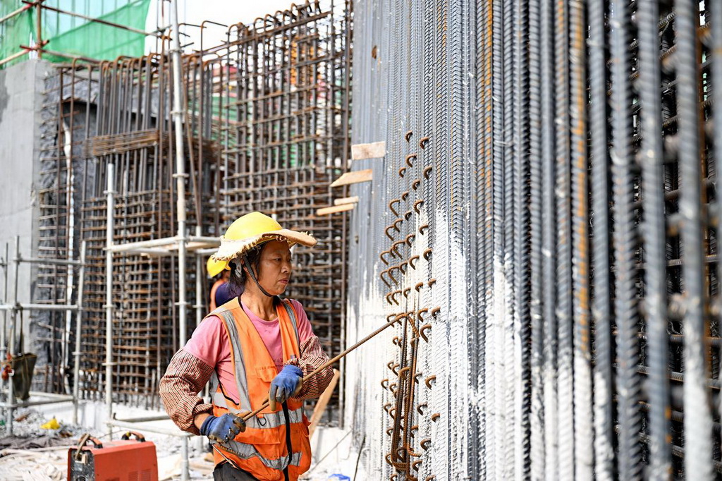 9月12日，工人在雄忻高铁雄安地下段及相关配套工程四标段建设现场作业。