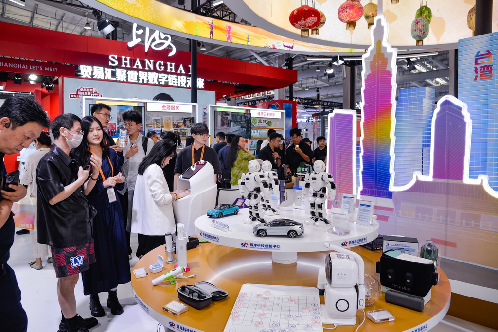 9月12日，在北京首钢园，人们在2025年服贸会台湾展区两岸科技创新中心展台前驻足、洽谈。新华社记者 徐钦 摄