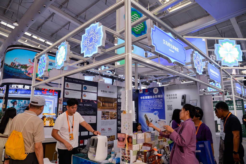 9月12日，在北京首钢园，人们在2025年服贸会澳门艾鸟养生体验馆展台参观、咨询。新华社记者 徐钦 摄