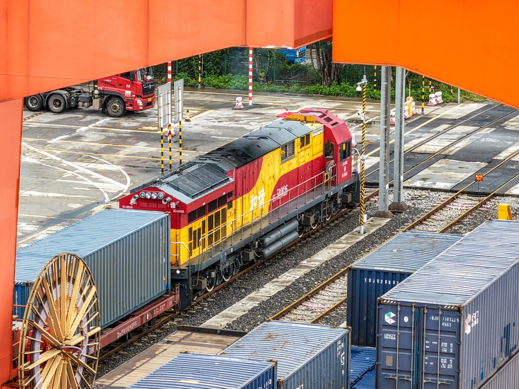 9月13日，满载汽车零配件、笔记本电脑等货物的中亚班列在重庆团结村中心站等待发车（无人机照片）。