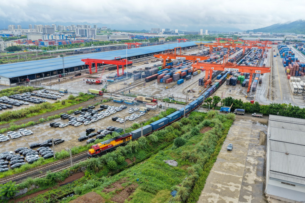 9月13日，满载汽车零配件、笔记本电脑等货物的中亚班列在重庆团结村中心站发车（无人机照片）。
