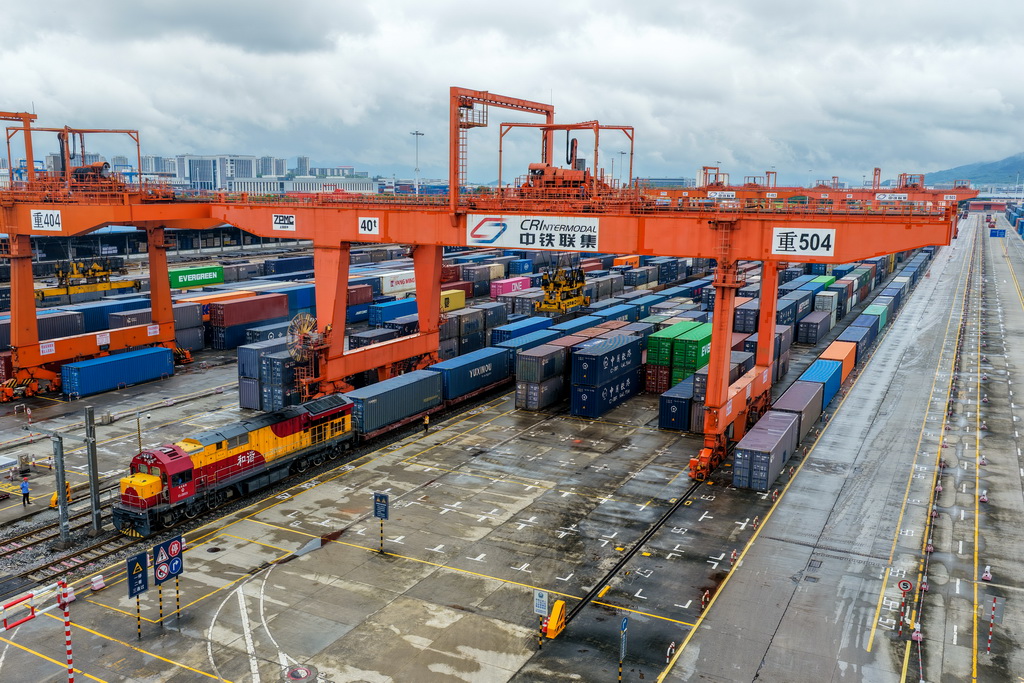 9月13日，满载汽车零配件、笔记本电脑等货物的中亚班列在重庆团结村中心站等待发车（无人机照片）。