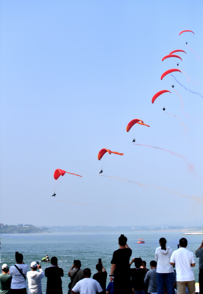 9月14日，游客在石家庄市元氏县蟠龙湖景区游玩。