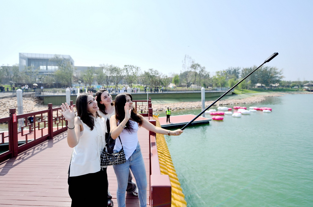 9月14日，外国游客在石家庄市元氏县蟠龙湖景区拍照留念。