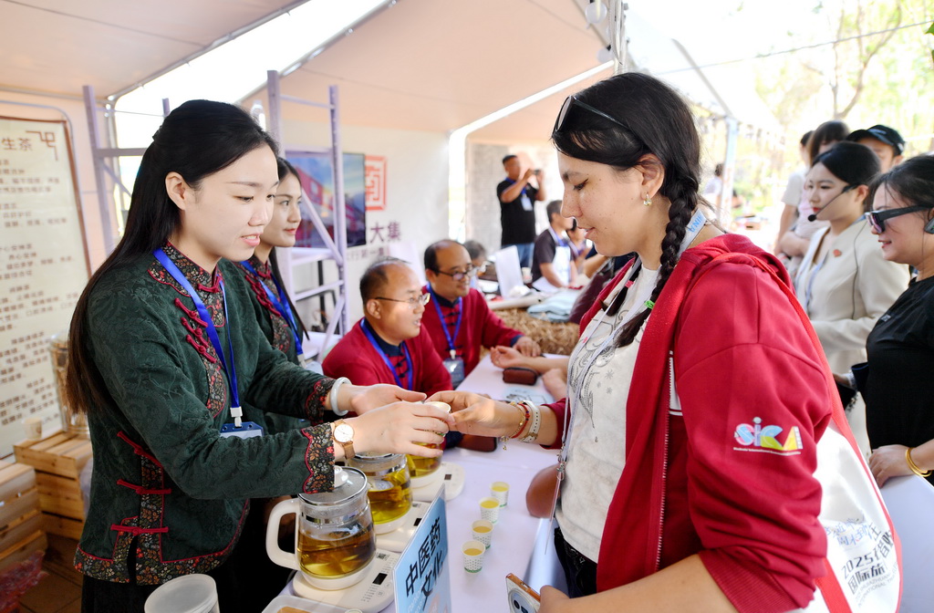 9月14日，外国游客在石家庄市元氏县了解中医药文化。