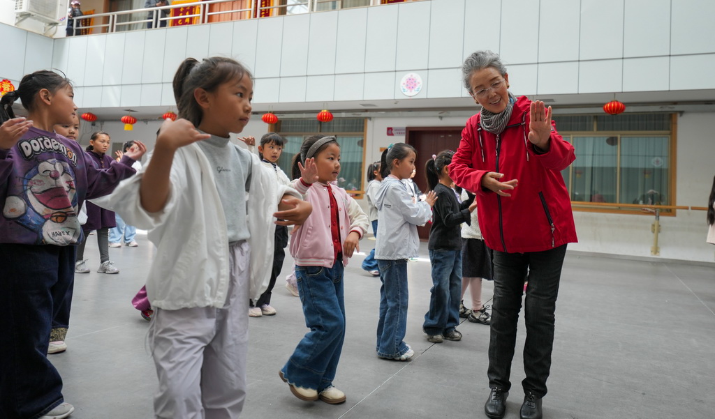 9月14日，巴桑老师在西藏自治区群艺馆教授孩子们藏戏表演。