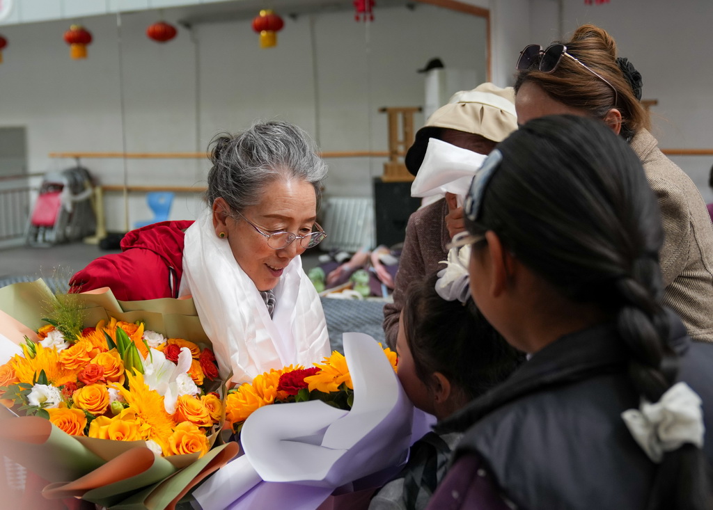 9月14日，学藏戏的孩子们在给巴桑老师献花，送上迟到的教师节祝福。
