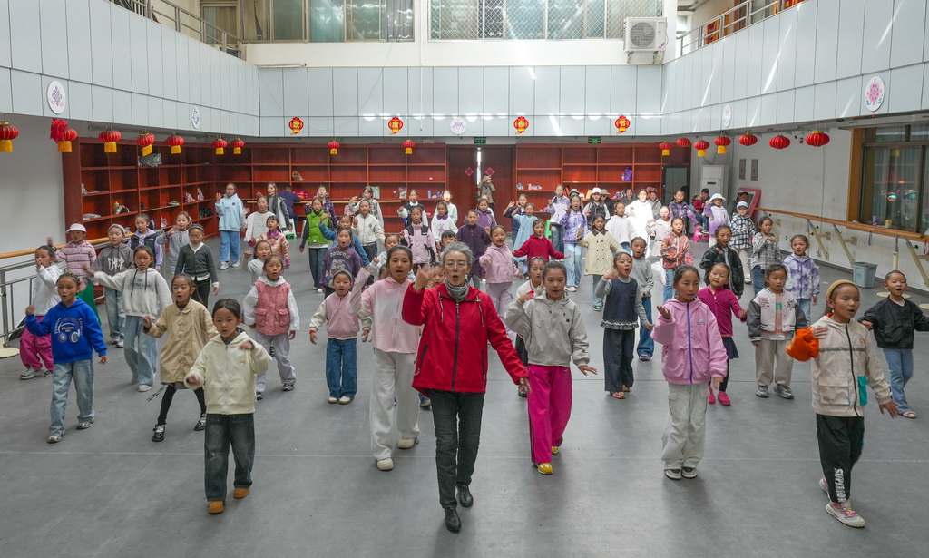 9月14日，巴桑老师在西藏自治区群艺馆带领孩子们学习藏戏表演。