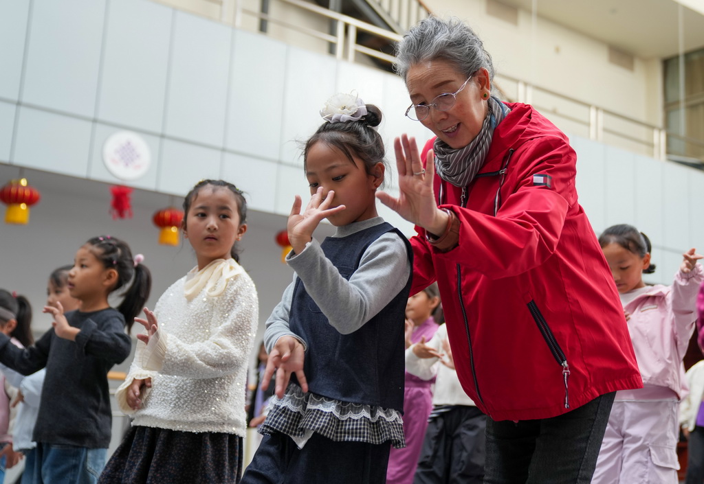 9月14日，巴桑老师在西藏自治区群艺馆教授孩子们藏戏表演。