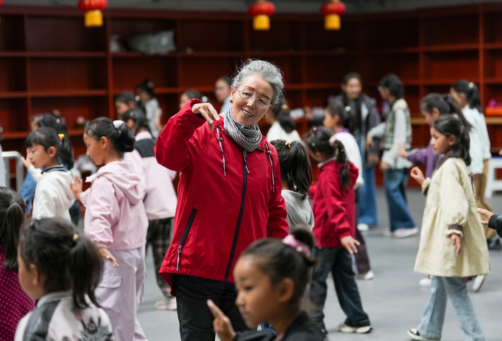 9月14日，巴桑老师在西藏自治区群艺馆教授孩子们藏戏表演。