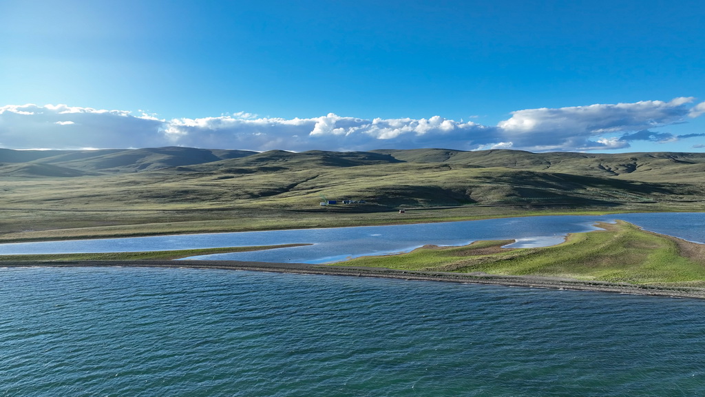 7月25日拍摄的“尕日塘秦刻石”所在地青海省果洛藏族自治州玛多县扎陵湖北岸（无人机照片）。新华社记者 杜笑微 摄