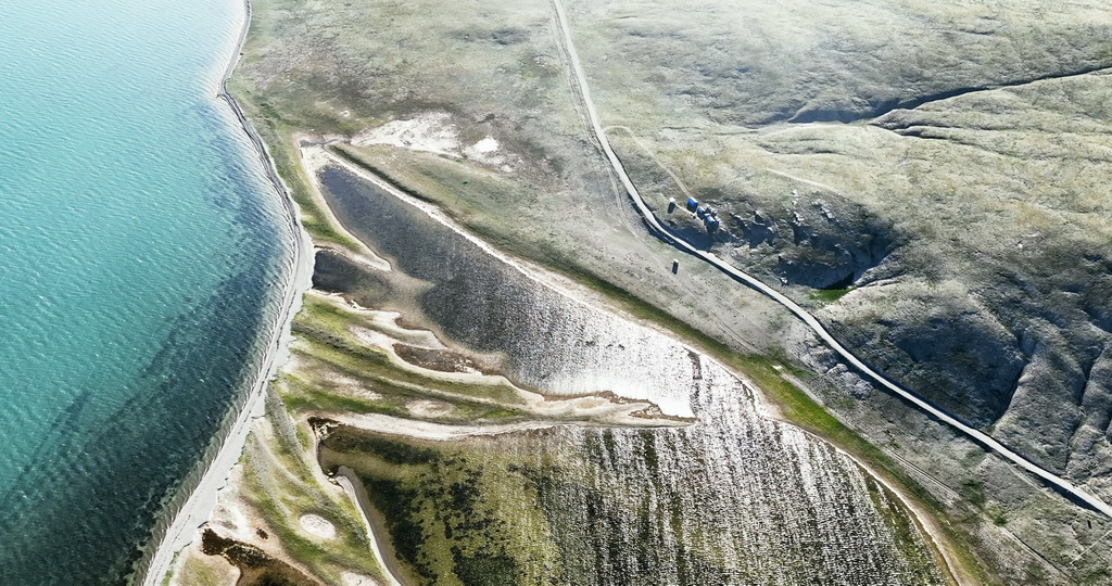 7月25日拍摄的“尕日塘秦刻石”所在地青海省果洛藏族自治州玛多县扎陵湖北岸（无人机照片）。新华社记者 杜笑微 摄