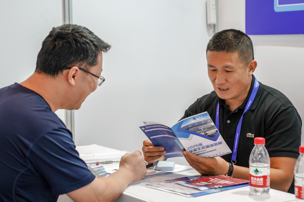 9月15日，在云南昆明举行的2025年国家网络安全宣传周配套活动——网络安全和信息化人才招聘会上，用人单位代表和求职者洽谈。