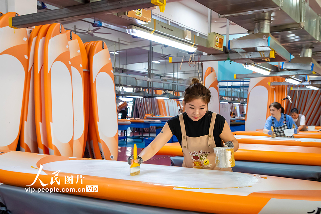 江苏宿迁：赶制冲浪板订单【2】