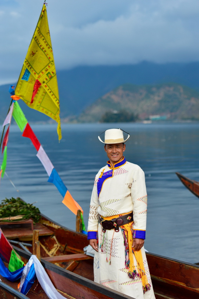 9月16日，一名当地男子身着盛装准备驾驶猪槽船转海。