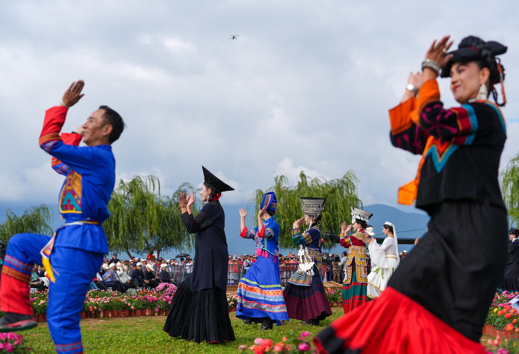 9月16日，当地群众跳起传统甲搓舞欢度转山转海节。