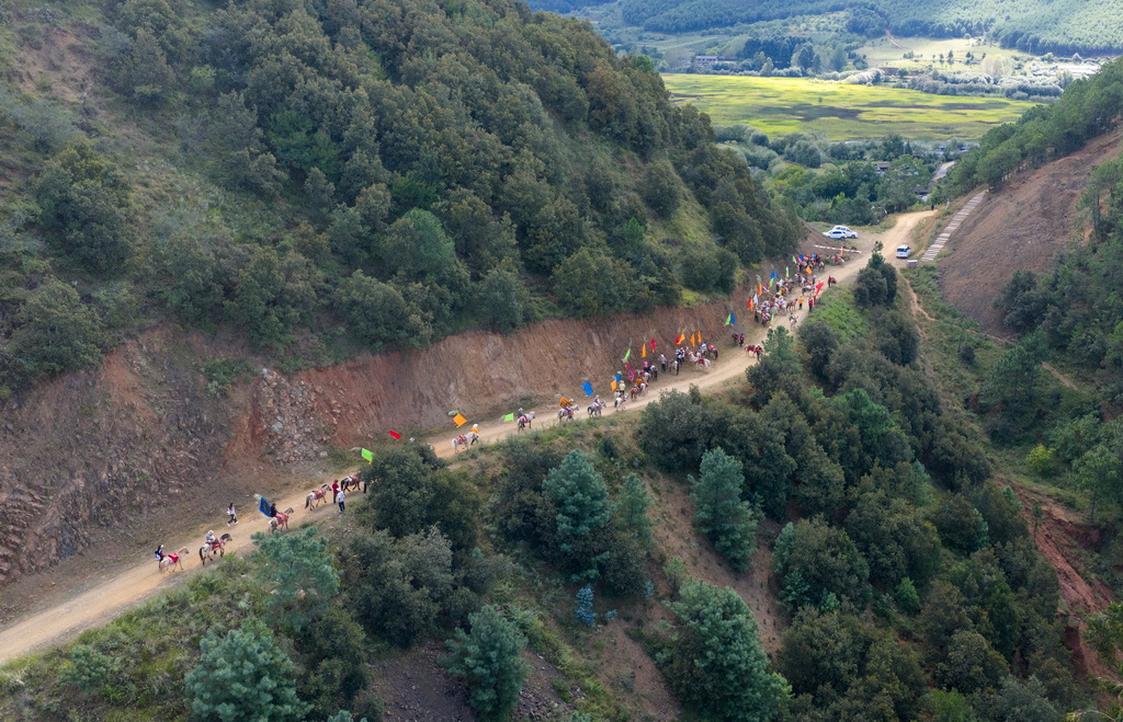 9月16日，当地群众骑马转山（无人机照片）。