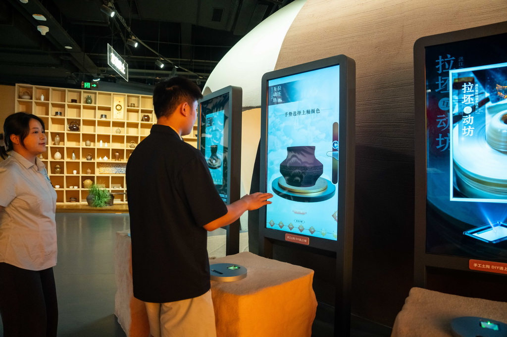 9月16日，在湖南省怀化市五溪非遗园，游客在体验数字化土陶制作。