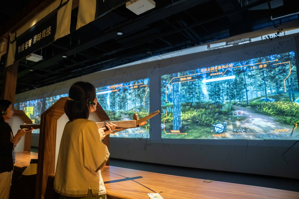 9月16日，在湖南省怀化市五溪非遗园，游客在体验数字化弓弩。