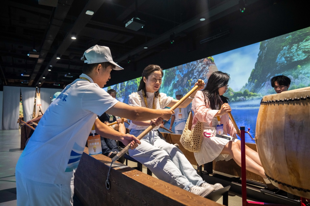 9月16日，在湖南省怀化市五溪非遗园，游客在体验划龙舟。