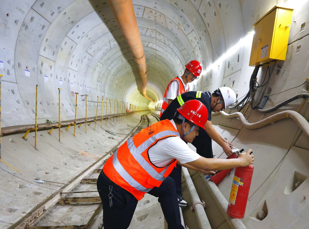 安全监理人员在深圳地铁16号线共建管廊检查施工现场的消防设施（9月16日摄）。