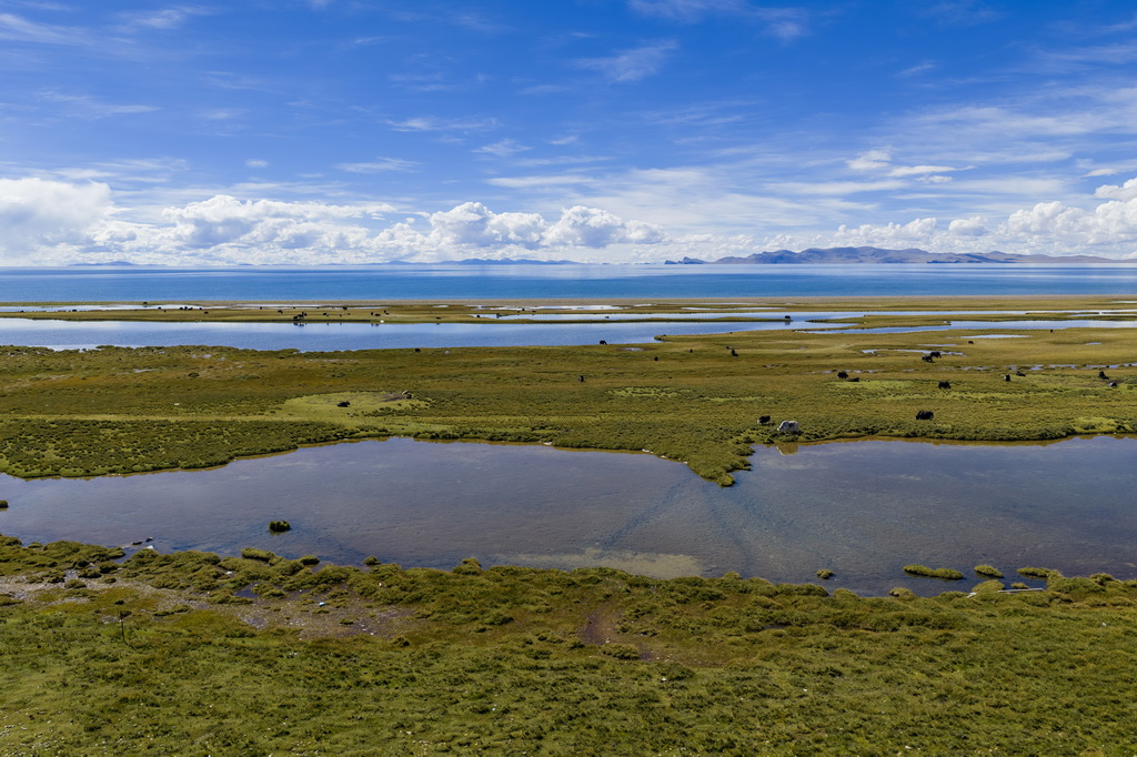 这是纳木错湖边景色（无人机照片，9月16日摄）。