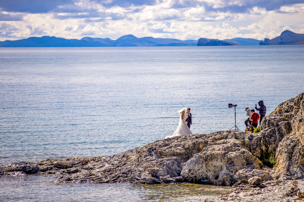 游客在纳木错湖边拍摄婚纱照（9月16日摄）。