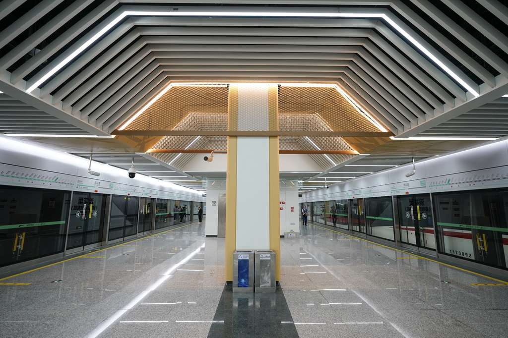 9月17日拍摄的成都地铁17号线二期浣花里站站台。新华社记者 胥冰洁 摄