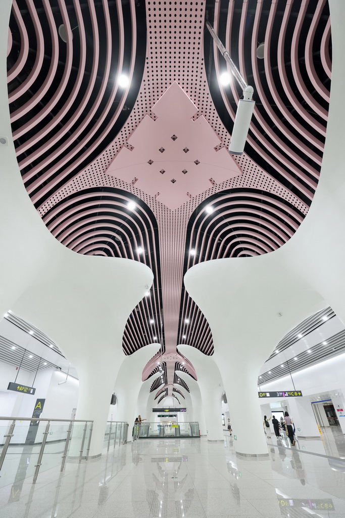 9月17日拍摄的成都地铁10号线三期红牌楼站内景。新华社记者 江宏景 摄