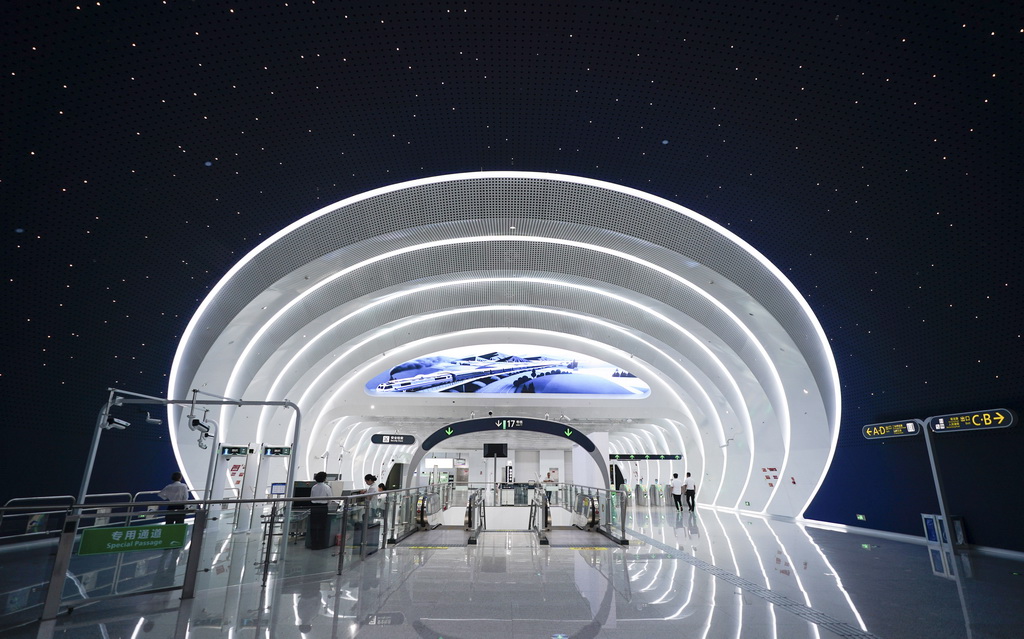 9月17日拍摄的成都地铁17号线二期机车厂站一景。新华社记者 胥冰洁 摄