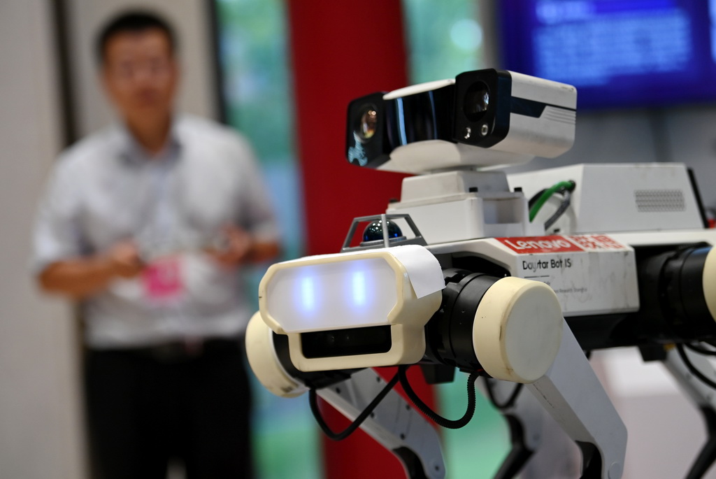 9月17日，工作人员在论坛的文化遗产数字化精品项目展上操作展示应用于应县木塔数字化保护项目的联想晨星六足机器狗。