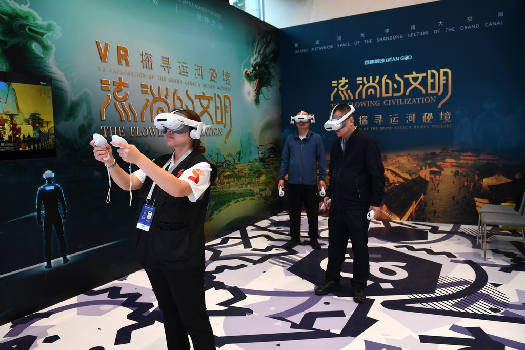 9月17日，与会嘉宾在论坛的文化遗产数字化精品项目展上体验大运河VR项目《流淌的文明》。