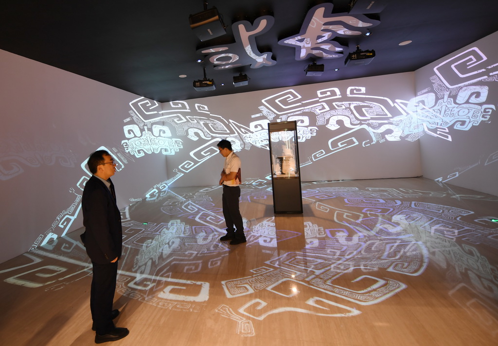 9月17日，与会嘉宾在论坛的文化遗产数字化精品项目展上参观宝鸡青铜器博物院《宅兹中国数字化展》。