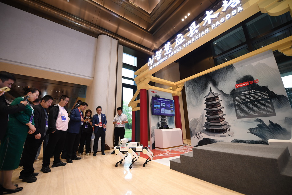 9月17日，与会嘉宾在论坛的文化遗产数字化精品项目展上了解AI智慧应县木塔数字化保护项目。