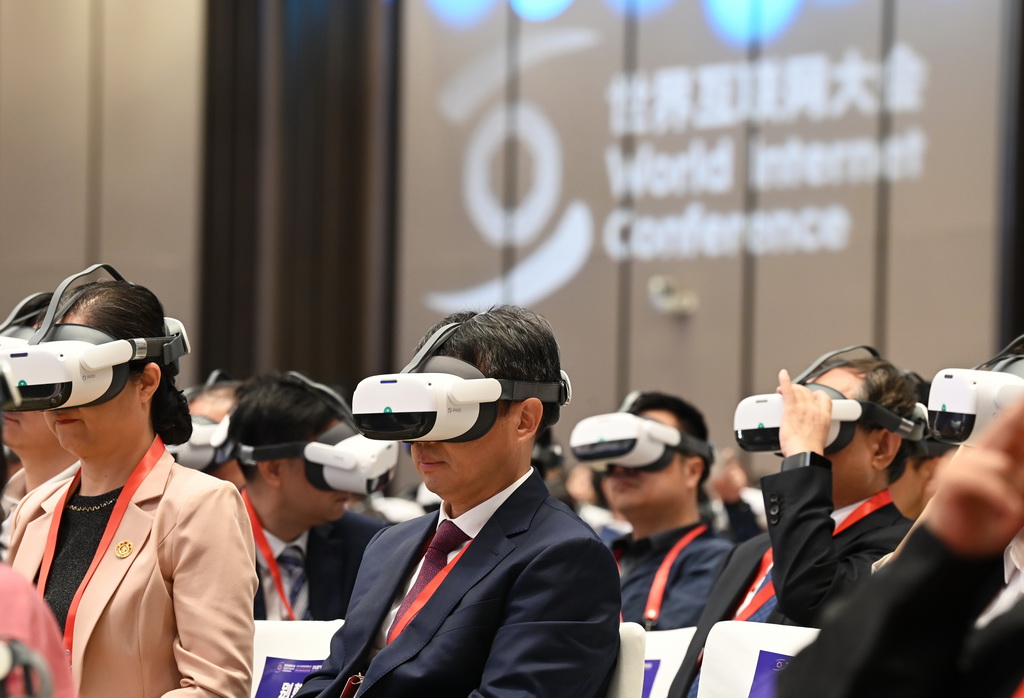 9月17日，与会嘉宾在2025年世界互联网大会文化遗产数字化论坛开幕式上观看VR宣传片。