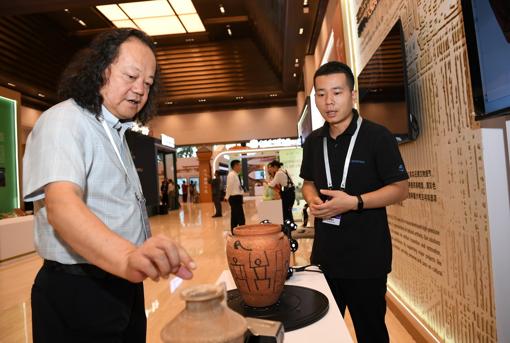 9月17日，与会嘉宾在论坛的文化遗产数字化精品项目展上了解思看科技高精度激光三维扫描技术。