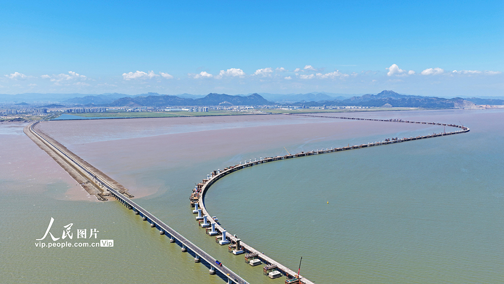 2025年9月17日，浙江省临海市，头门港铁路跨海大桥建设现场。