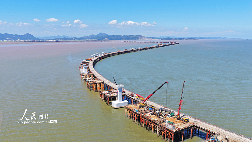 2025年9月17日，浙江省临海市，头门港铁路跨海大桥建设现场。