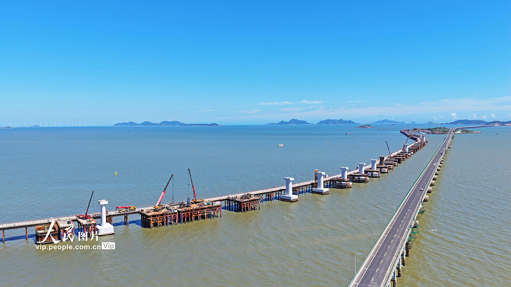 2025年9月17日，浙江省临海市，头门港铁路跨海大桥建设现场。
