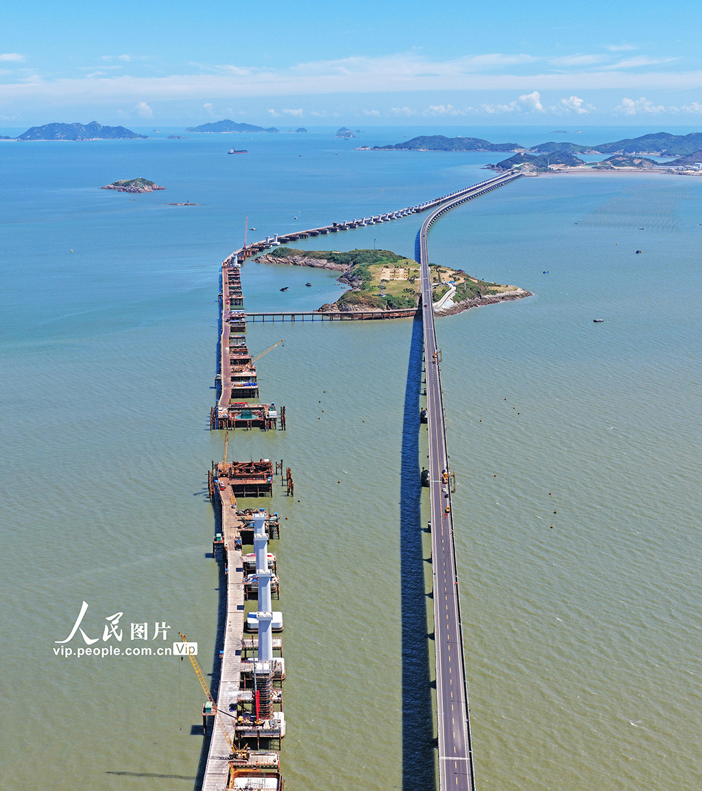 2025年9月17日，浙江省临海市，头门港铁路跨海大桥建设现场。