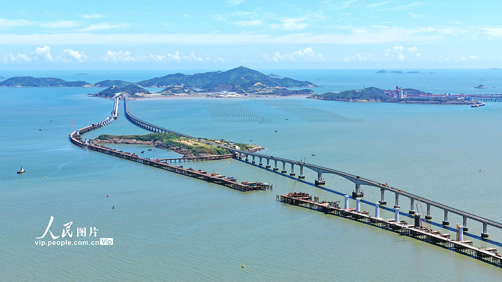 2025年9月17日，浙江省临海市，头门港铁路跨海大桥建设现场。