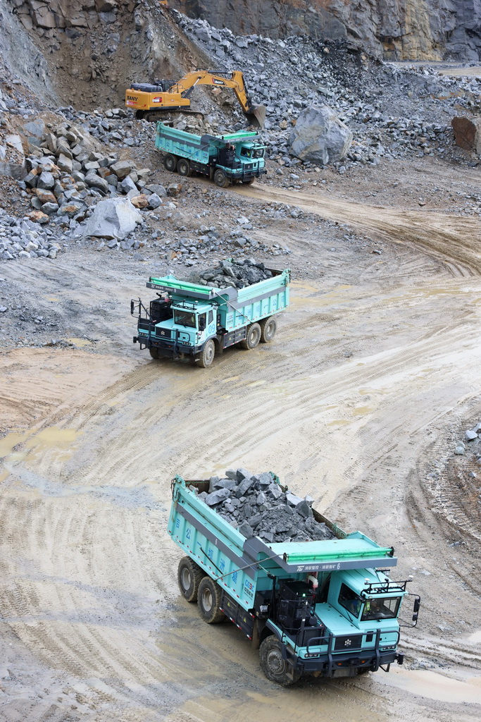 9月17日，无人驾驶矿卡行驶在海南定安县大岭花岗岩矿项目现场。