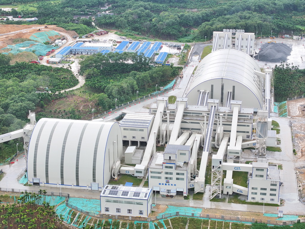 海南定安县大岭花岗岩矿项目在多个建筑顶部铺设了分布式光伏设备（9月17日摄，无人机照片）。