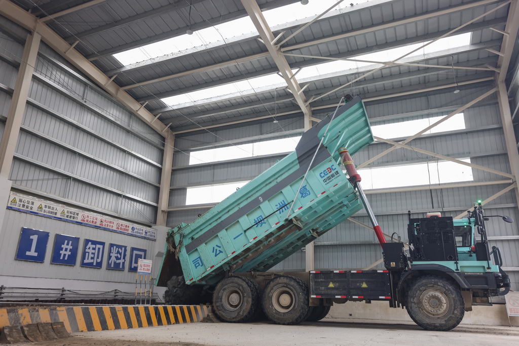 9月17日，在海南定安县大岭花岗岩矿项目现场，无人驾驶矿卡在卸料。