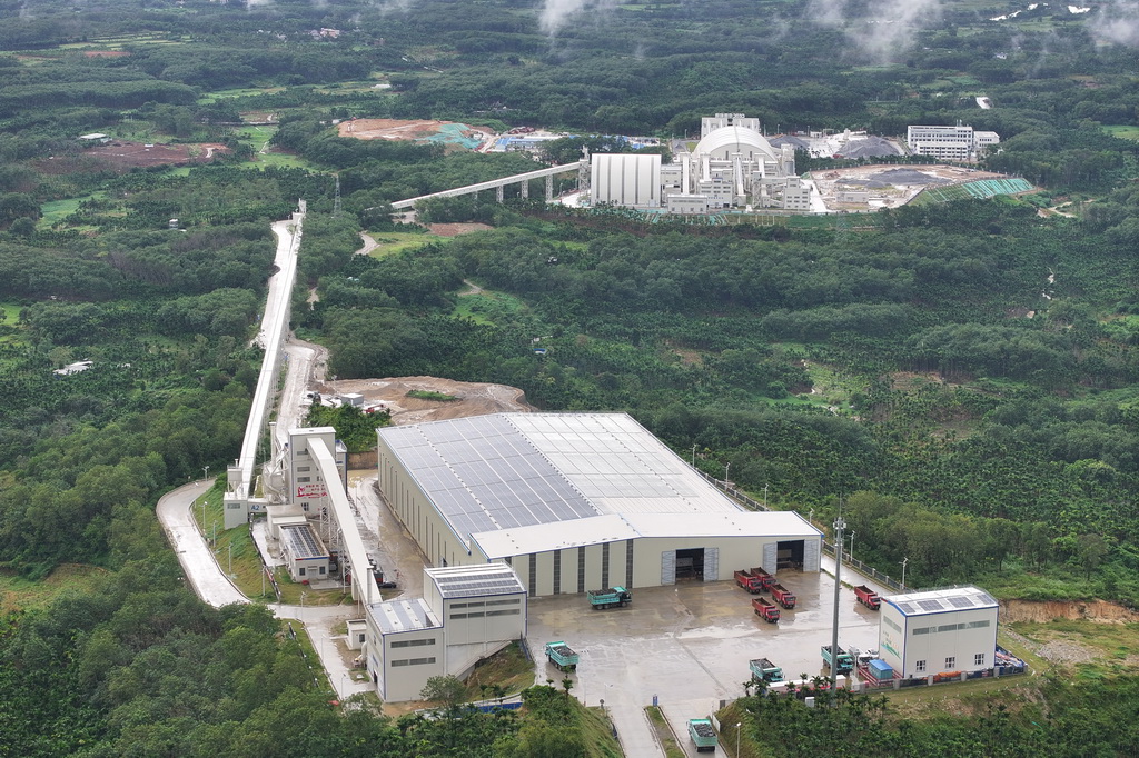 9月17日，无人驾驶矿卡在海南定安县大岭花岗岩矿项目现场卸料（无人机照片）。