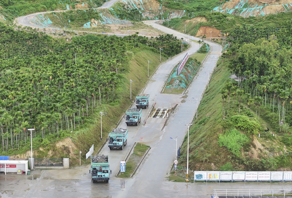 9月17日，无人驾驶矿卡行驶在海南定安县大岭花岗岩矿项目现场（无人机照片）。